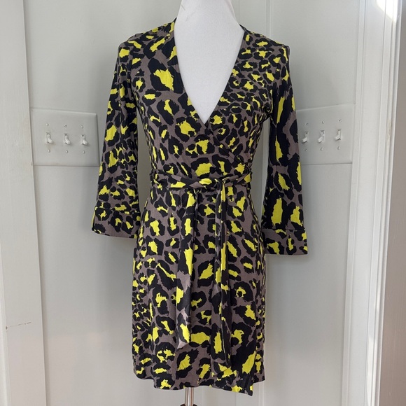 DVF Diane Von Furstenberg JEANNE Silk Jersey Wrap Dress Snow Leopard Grey Size 4 - Picture 2 of 13